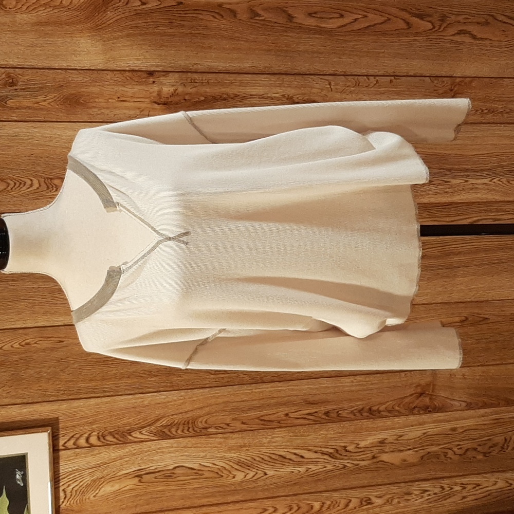 Hem & Thread V-Neck Bell-Sleeve Top (Large)
